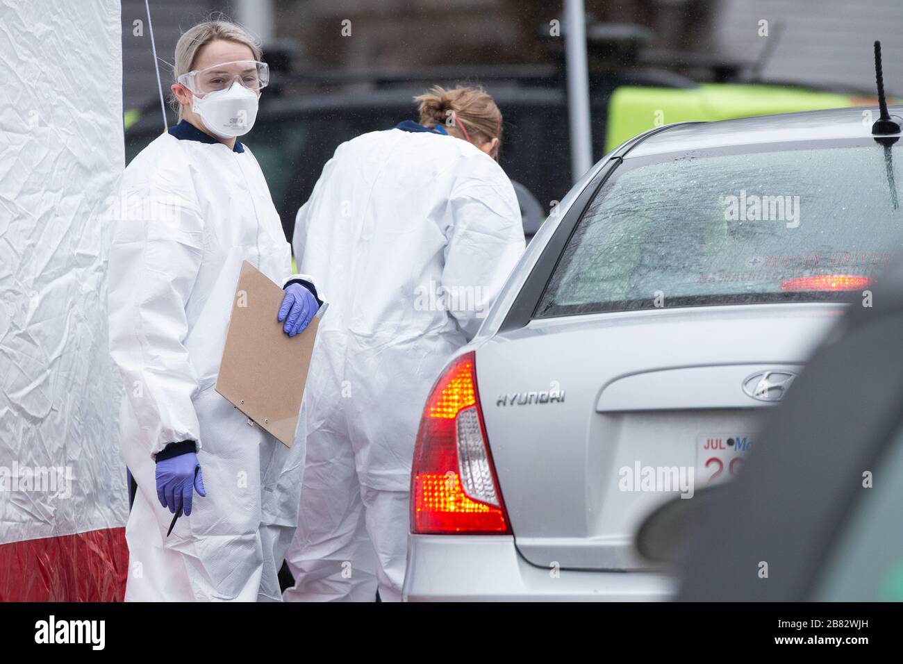 Somerville, Stati Uniti. 19 Mar 2020. I lavoratori dell'ospedale CHA Somerville amministrano il test COVID-19 ai pazienti nel parcheggio dell'ospedale di Somerville, Massachusetts, giovedì 19 marzo 2020. Più di 5,000 persone sono state testate positive per il COVID-19 negli Stati Uniti e almeno 88 sono morte. 3, 2020. Foto di Matthew Healey/UPI Credit: UPI/Alamy Live News Foto Stock Somerville, Stati Uniti. 19 Mar 2020. I lavoratori dell'ospedale CHA Somerville amministrano il test COVID-19 ai pazienti nel parcheggio dell'ospedale di Somerville, Massachusetts, giovedì 19 marzo 2020. Più di 5,000 persone sono state testate positive per il COVID-19 negli Stati Uniti e almeno 88 sono morte. 3, 2020. Foto di Matthew Healey/UPI Credit: UPI/Alamy Live News Foto Stock