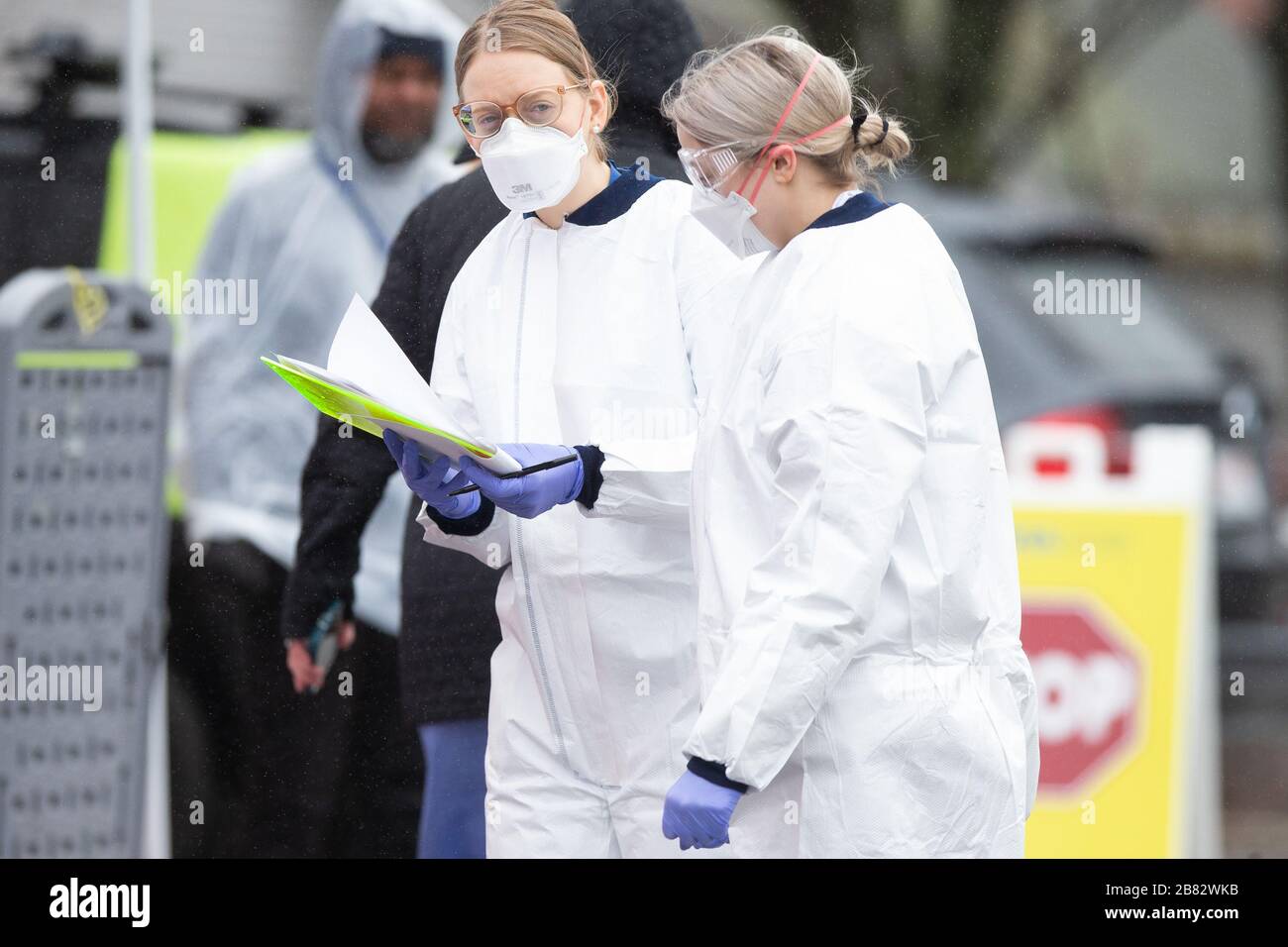 Somerville, Stati Uniti. 19 Mar 2020. I lavoratori dell'ospedale CHA Somerville amministrano il test COVID-19 ai pazienti nel parcheggio dell'ospedale di Somerville, Massachusetts, giovedì 19 marzo 2020. Più di 5,000 persone sono state testate positive per il COVID-19 negli Stati Uniti e almeno 88 sono morte. 3, 2020. Foto di Matthew Healey/UPI Credit: UPI/Alamy Live News Foto Stock Somerville, Stati Uniti. 19 Mar 2020. I lavoratori dell'ospedale CHA Somerville amministrano il test COVID-19 ai pazienti nel parcheggio dell'ospedale di Somerville, Massachusetts, giovedì 19 marzo 2020. Più di 5,000 persone sono state testate positive per il COVID-19 negli Stati Uniti e almeno 88 sono morte. 3, 2020. Foto di Matthew Healey/UPI Credit: UPI/Alamy Live News Foto Stock