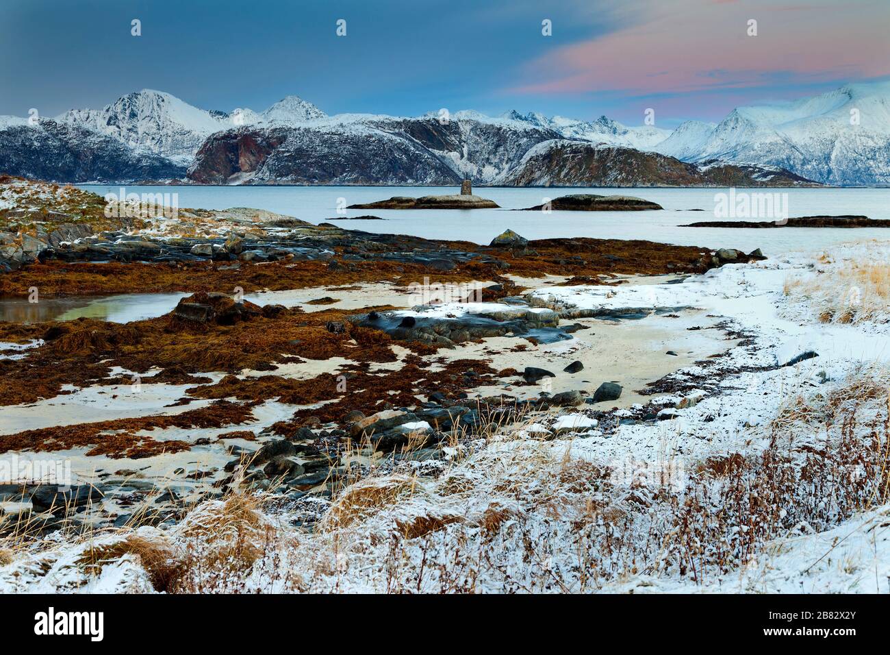 Norvegia settentrionale, isola di Sommaroy, sopra il circolo polare artico. Foto Stock
