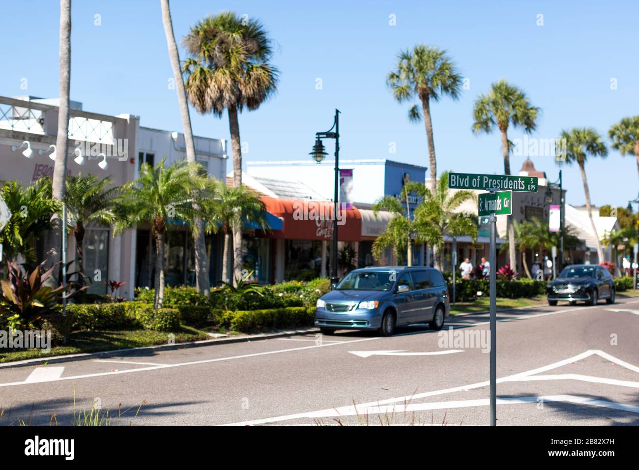 Sarasota, Florida, Stati Uniti. Sempre popolare tra turisti e locali, il St. Armand Circle on Lido Key è vicino a una città fantasma durante lo scoppio del COVID-19 Foto Stock