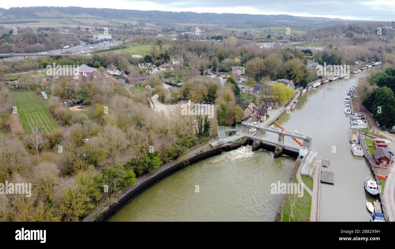 Allington Weir on the River Medway, elencato edificio degli anni '30 e Allington Lock Foto Stock