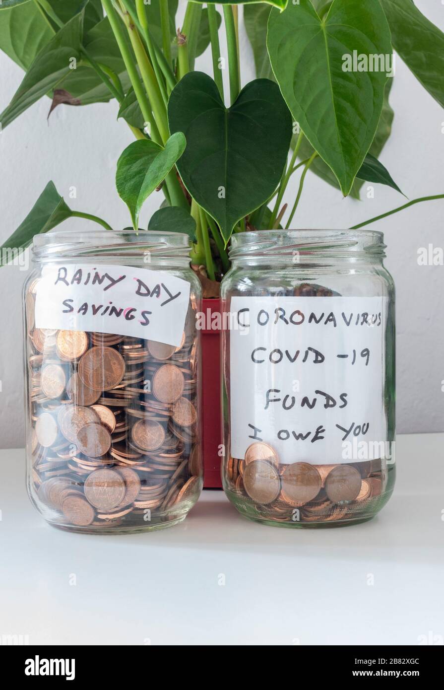 Vaso di monete. Fondi, risparmio, debito... concetto di coronavirus Foto Stock