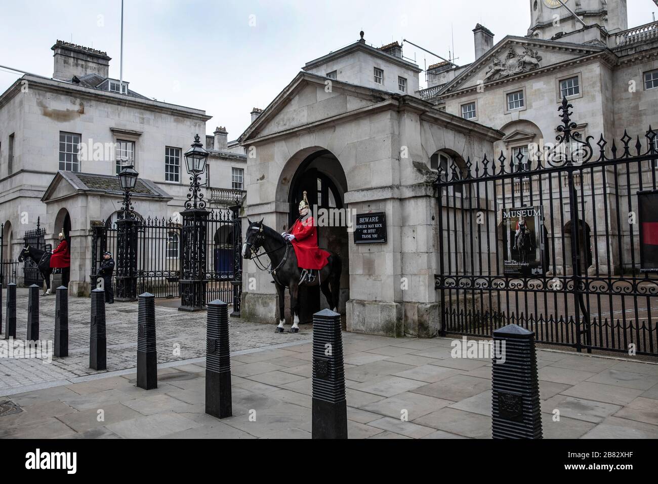 Westminster, Londra, Regno Unito. 19 Marzo 2020. I turisti e i lavoratori evitano l'area di Westminster mentre il governo britannico pianifica un blocco Covid-19 attraverso la capitale. Horseguards è completamente libero dai turisti. 19 marzo 2020 Westminster Bridge, Londra, Regno Unito Credit: Jeff Gilbert/Alamy Live News Foto Stock