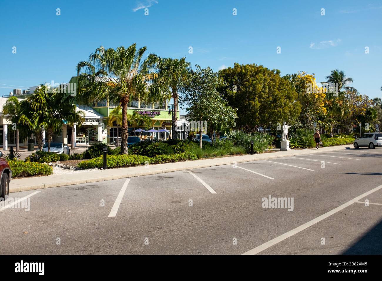 Sarasota, Florida, Stati Uniti. Sempre popolare tra turisti e locali, il St. Armand Circle on Lido Key è vicino a una città fantasma durante lo scoppio del COVID-19 Foto Stock