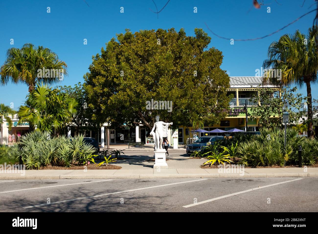 Sarasota, Florida, Stati Uniti. Sempre popolare tra turisti e locali, il St. Armand Circle on Lido Key è vicino a una città fantasma durante lo scoppio del COVID-19 Foto Stock