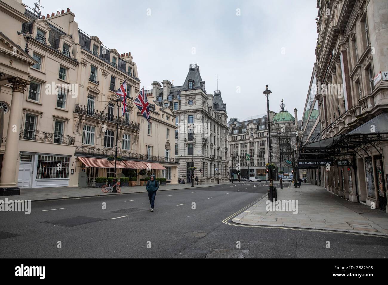 Westminster, Londra, Regno Unito. 19 Marzo 2020. I turisti e i lavoratori evitano l'area del West End di Londra mentre il governo britannico pianifica un blocco del Covid-19 attraverso la capitale. Un uomo cammina fino al centro di Haymarket poiché non c'è traffico o veicoli nella zona fantasma di Londra. 19 marzo 2020 Westminster Bridge, Londra, Regno Unito Credit: Jeff Gilbert/Alamy Live News Foto Stock