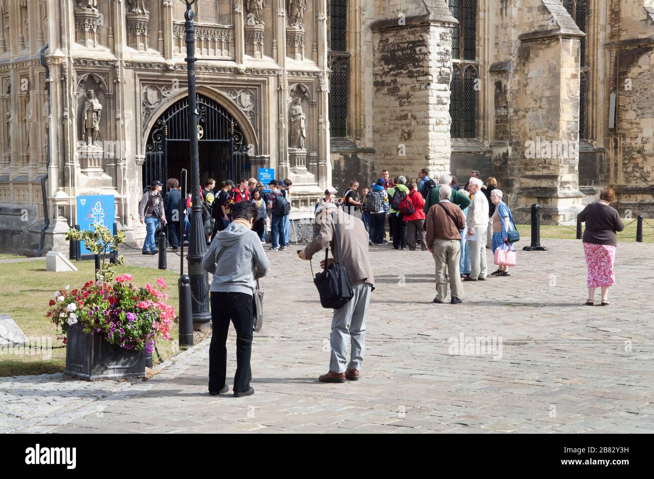 Persone, turisti, nei terreni della Cattedrale di Canterbury, Canterbury, Kent, Inghilterra Foto Stock