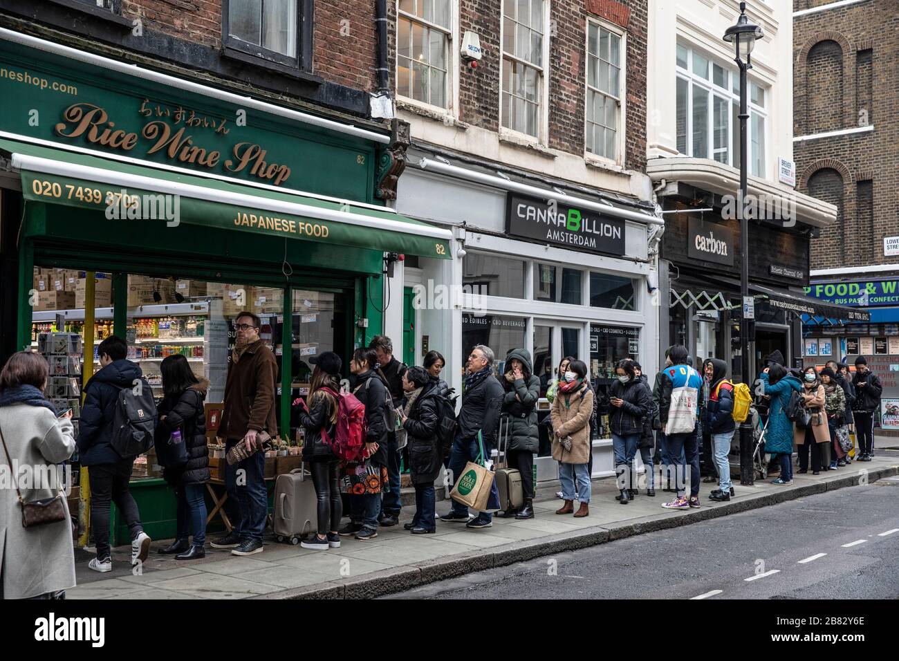 Westminster, Londra, Regno Unito. 19 Marzo 2020. I lavoratori e i turisti fanno la fila per acquistare il pranzo nella zona del West End, poiché molti dei negozi e ristoranti hanno chiuso a causa del governo britannico che ha pianificato un blocco Covid-19 in tutta la capitale. 19 marzo 2020 Westminster Bridge, Londra, Regno Unito Credit: Jeff Gilbert/Alamy Live News Foto Stock