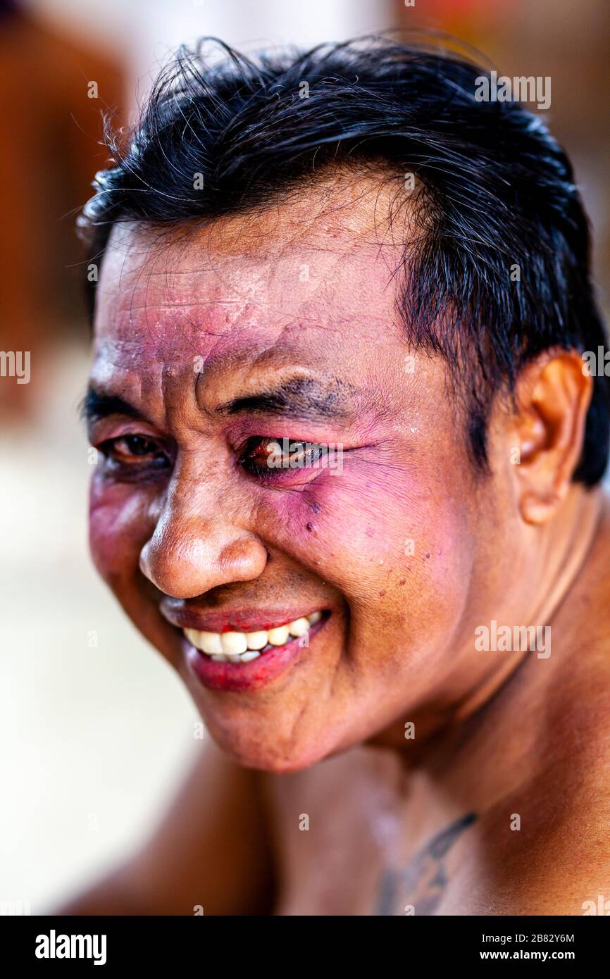 Un Ritratto di un Performer Male ad UNO spettacolo di danza tradizionale Balinese Barong e Kris, Batabulan, Bali, Indonesia. Foto Stock