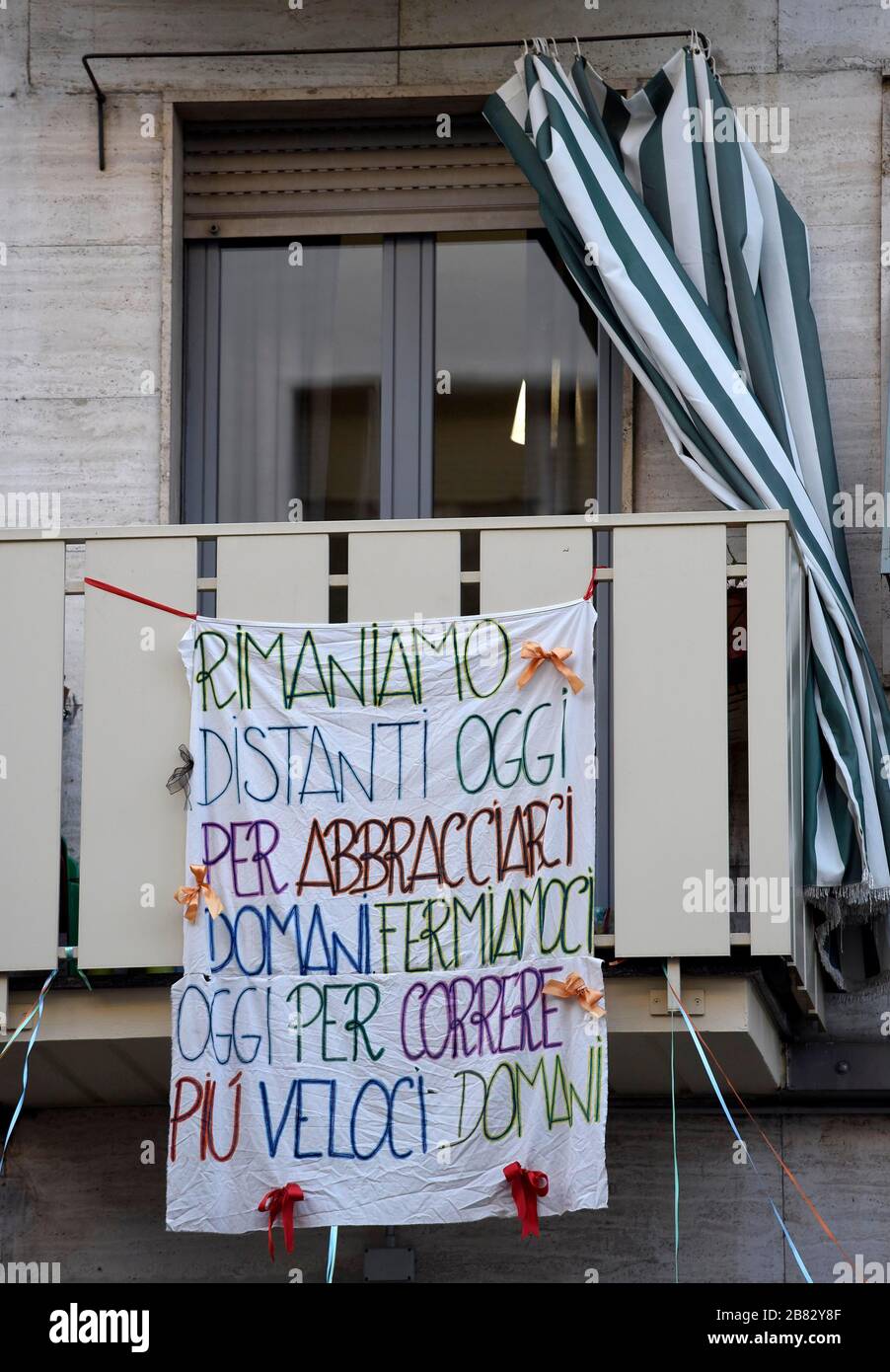 Milano, Italia. 19 Mar 2020. Milano, CORONAVIRUS - gente intorno alla città. Nella foto: Signboard Credit: Independent Photo Agency/Alamy Live News Foto Stock