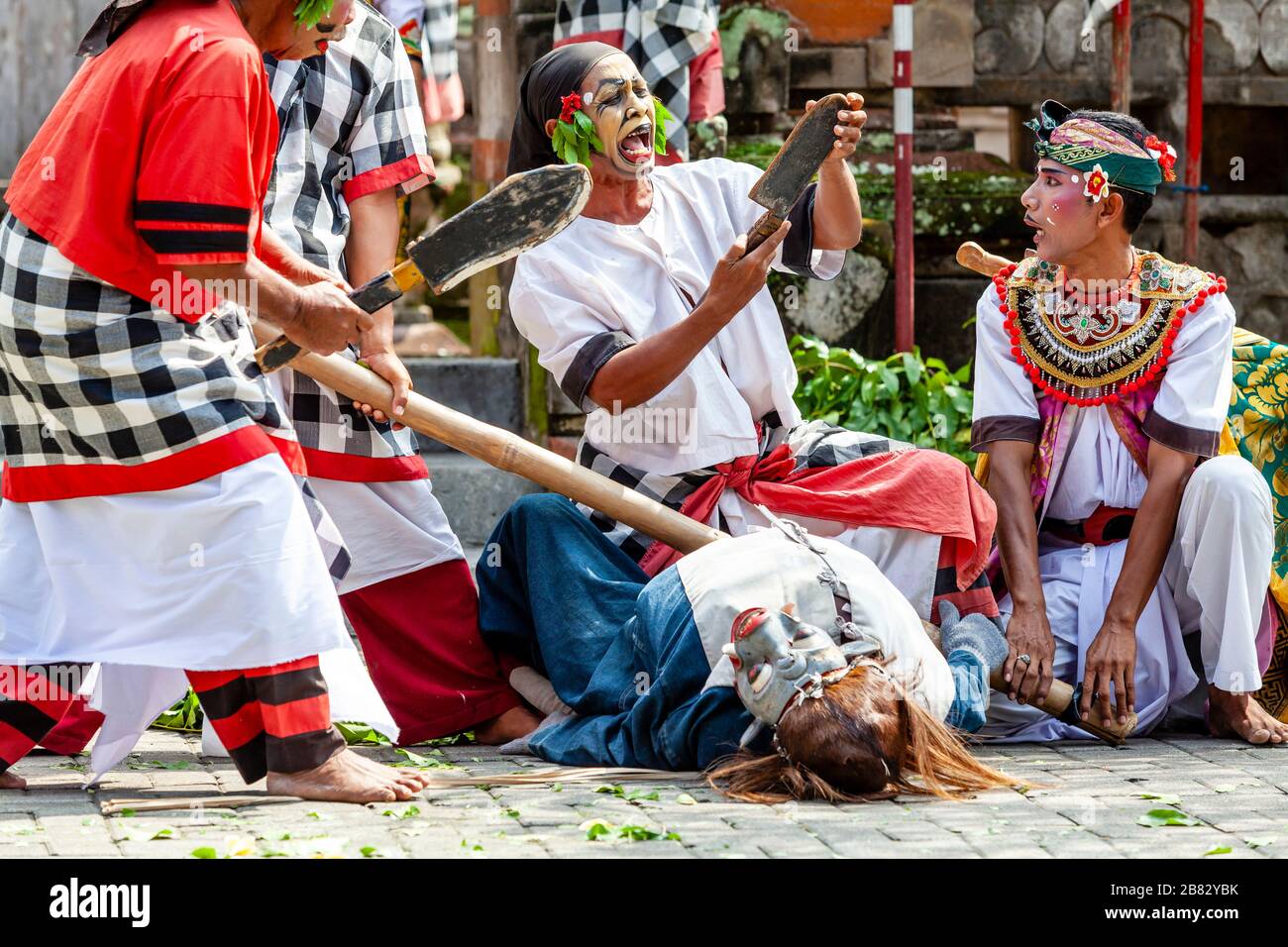 Persone locali che si esibiscono in UNO spettacolo di danza tradizionale Balinese Barong e Kris, Batabulan, Bali, Indonesia. Foto Stock
