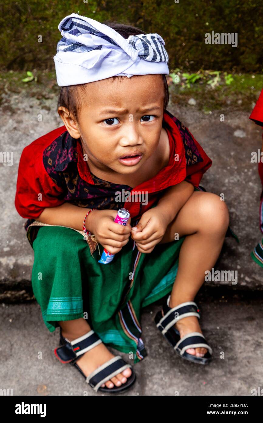 Un bambino indù balinese in costume tradizionale alla cerimonia di Batara Turun Kabeh, al Tempio di Besakih, Bali, Indonesia. Foto Stock