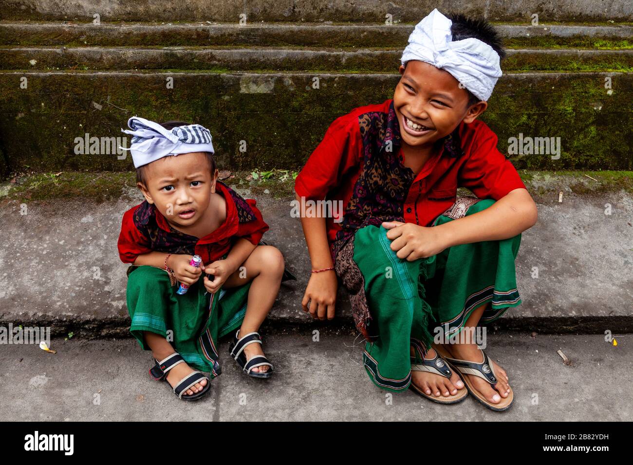 Bambini indù balinesi alla cerimonia di Batara Turun Kabeh, al Tempio di Besakih, Bali, Indonesia. Foto Stock
