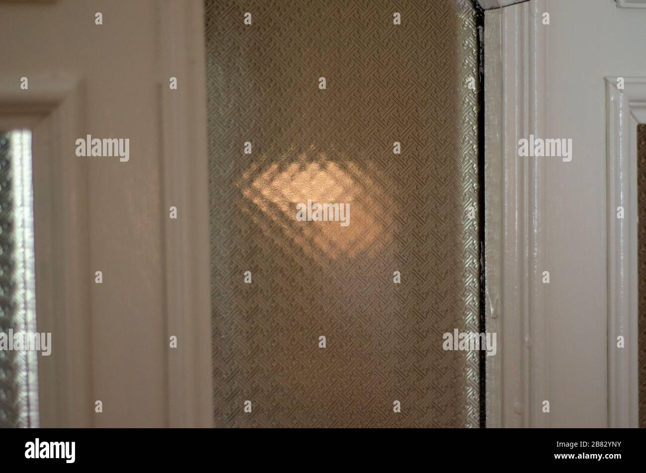 Vecchio cristallo della portiera, sfocato, antico Foto Stock