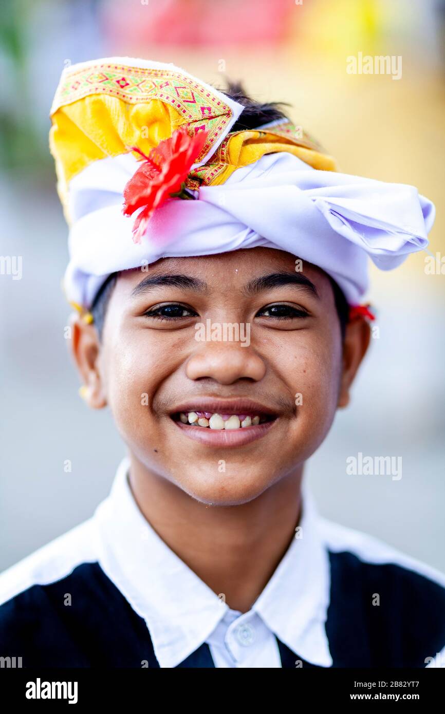 Un ragazzo indù balinese sorridente alla cerimonia di Batara Turun Kabeh, al Tempio di Besakih, Bali, Indonesia. Foto Stock