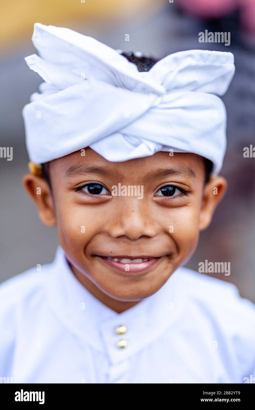 Un ragazzo indù balinese sorridente alla cerimonia di Batara Turun Kabeh, al Tempio di Besakih, Bali, Indonesia. Foto Stock