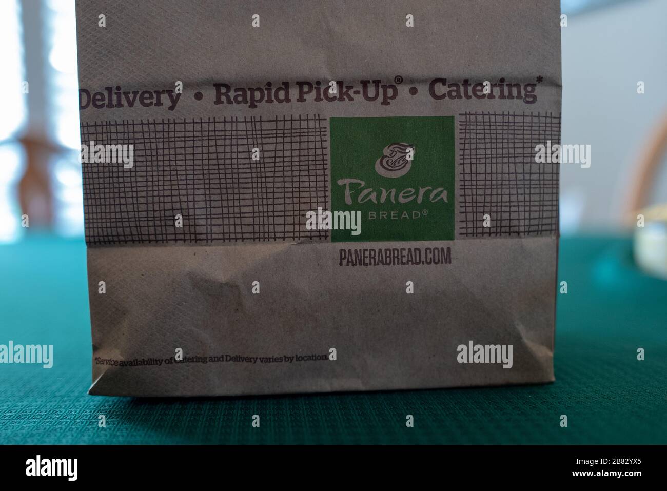 Un ordine di consegna del cibo da Panera Bread è visibile in una casa suburbana nella contea di Contra Costa, San Ramon, California durante uno scoppio del coronavirus COVID-19, 16 marzo 2020. In mezzo allo scoppio, molti residenti si sono rivolti ai servizi di fornitura di cibo come un modo per ottenere i pasti, come i ristoranti sono stati ordinati per chiudere le loro sale da pranzo. () Foto Stock