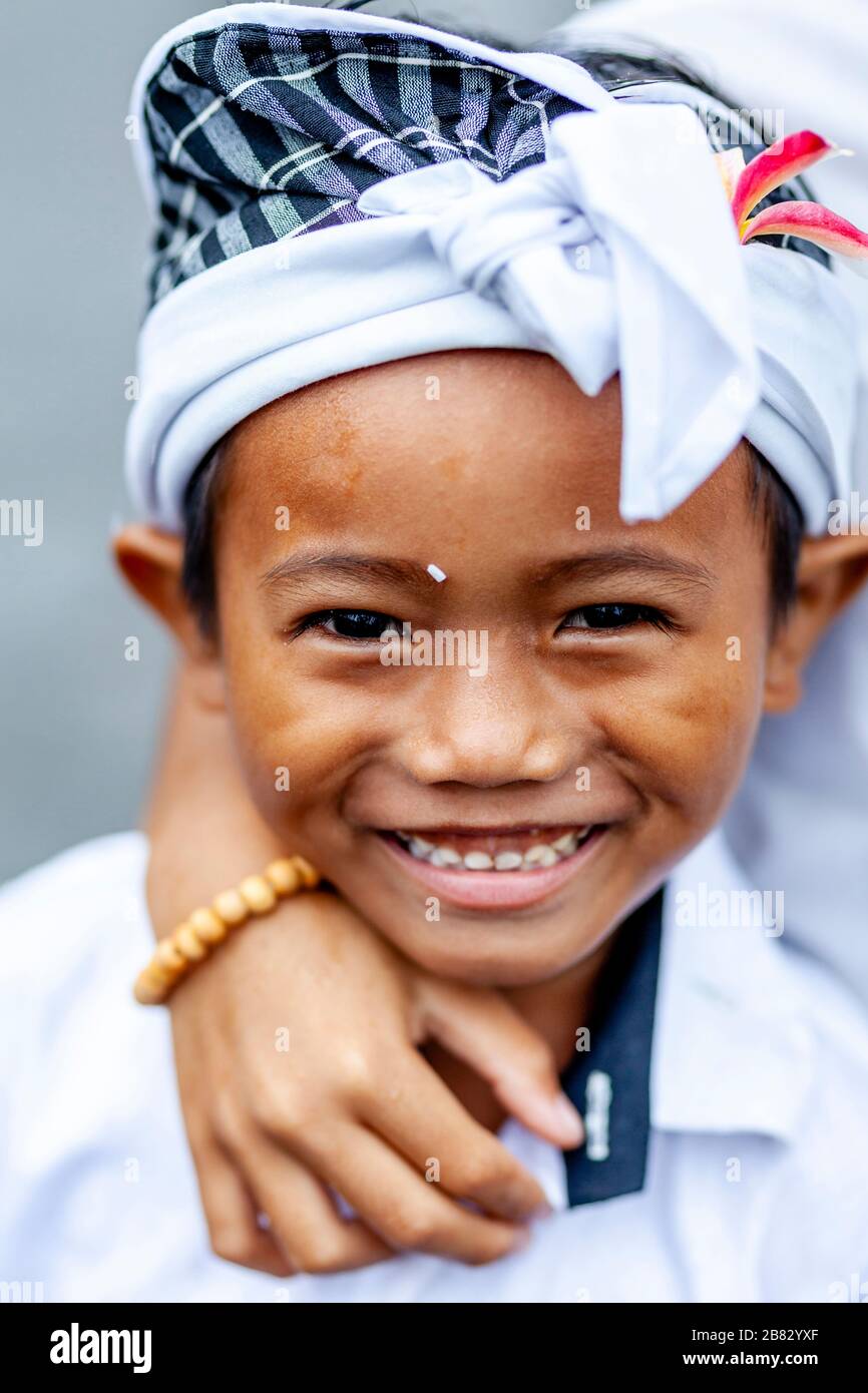 Un ragazzo indù balinese sorridente alla cerimonia di Batara Turun Kabeh, al Tempio di Besakih, Bali, Indonesia. Foto Stock