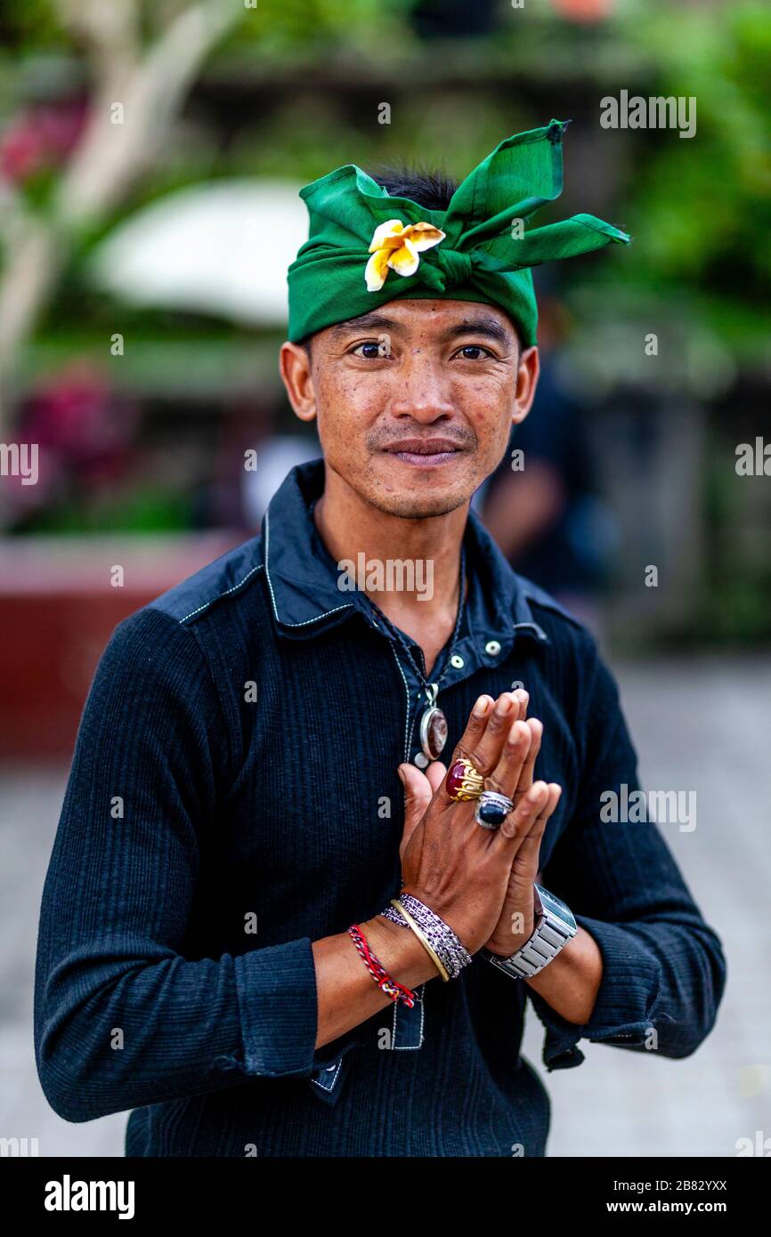 Un ritratto di un uomo indù balinese alla cerimonia di Batara Turun Kabeh, al Tempio di Besakih, Bali, Indonesia. Foto Stock