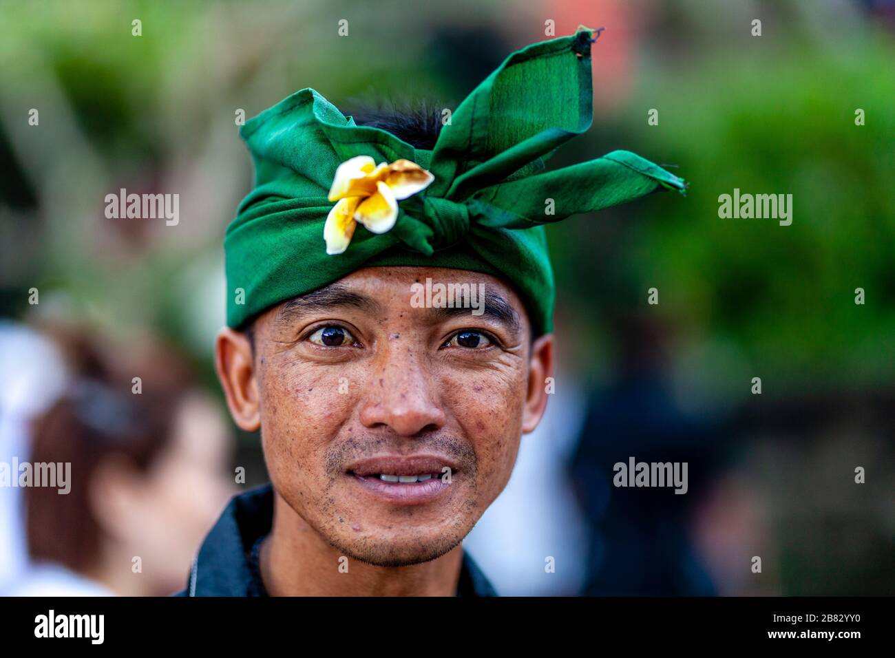 Un ritratto di un uomo indù balinese alla cerimonia di Batara Turun Kabeh, al Tempio di Besakih, Bali, Indonesia. Foto Stock
