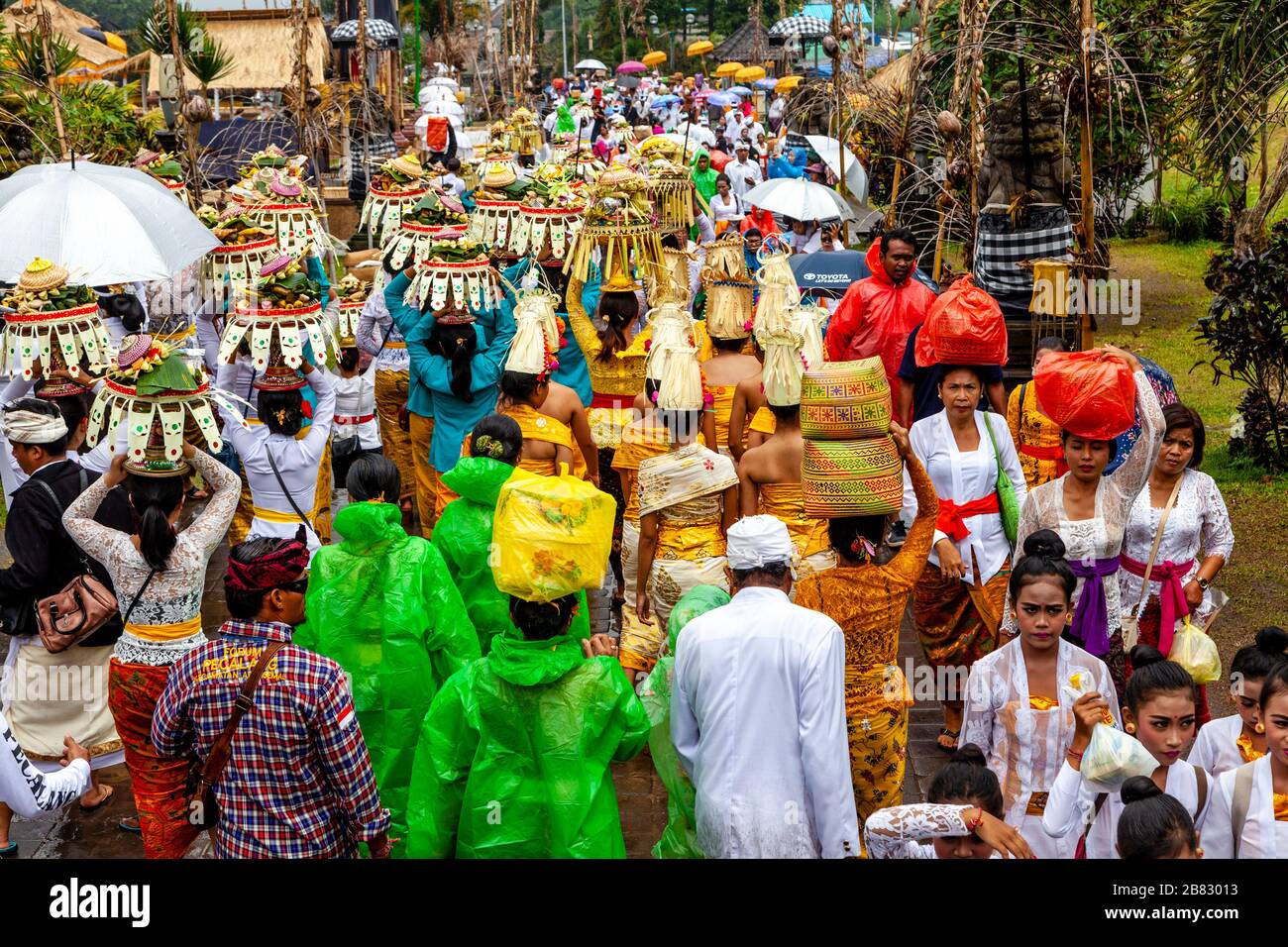 Popolo indù balinese alla cerimonia di Batara Turun Kabeh, al tempio di Besakih, Bali, Indonesia. Foto Stock