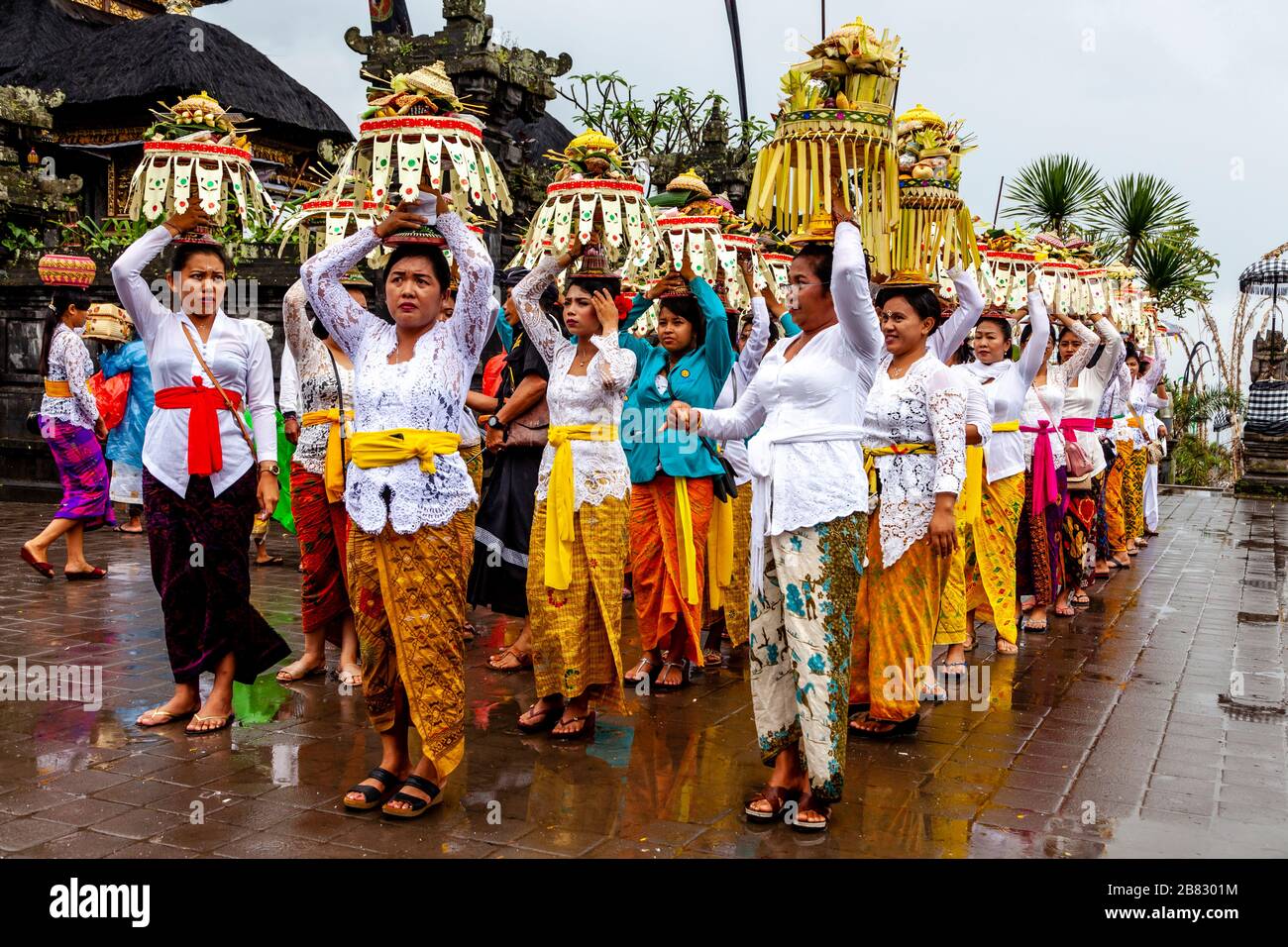 Un gruppo di donne indù balinesi che portano offerte di Tempio alla cerimonia di Batara Turun Kabeh, il Tempio di Besakih, Bali, Indonesia. Foto Stock