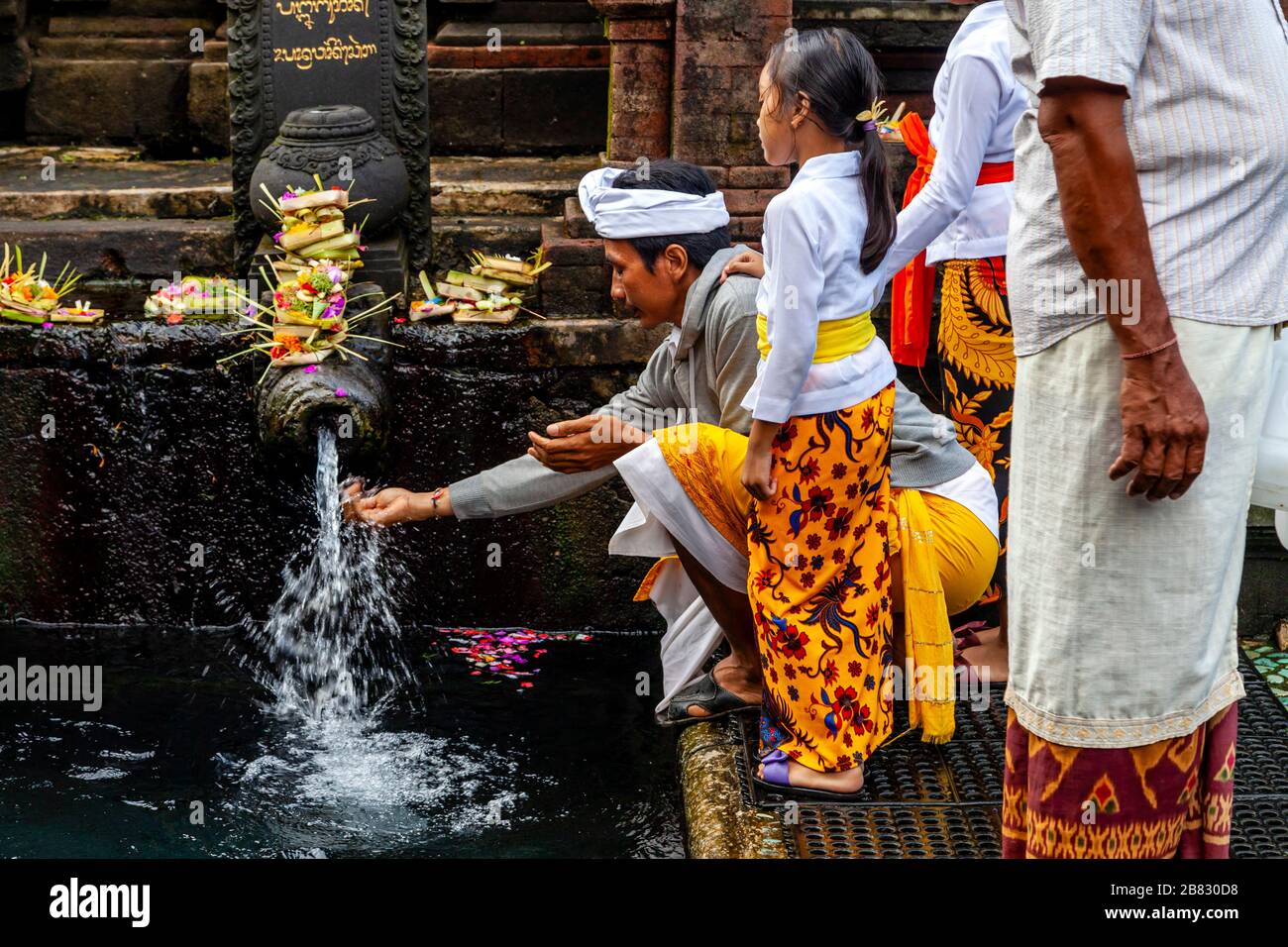 Persone balinesi che visitano il Tempio dell'acqua di Tirta Empul durante UN Festival, Bali, Indonesia. Foto Stock