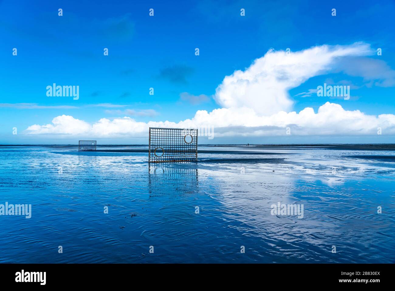 Campo di calcio, campo di calcio, gol, sulla spiaggia, Priel, a ovest di Borkum, isola, Frisia orientale, inverno, stagione, autunno, bassa Sassonia, Germania, Foto Stock
