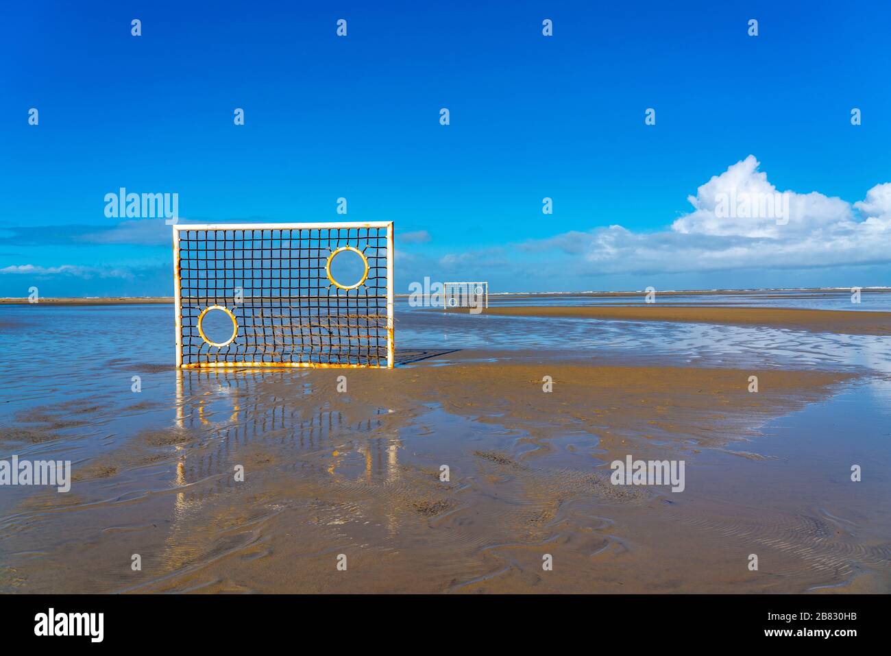 Campo di calcio, campo di calcio, gol, sulla spiaggia, Priel, a ovest di Borkum, isola, Frisia orientale, inverno, stagione, autunno, bassa Sassonia, Germania, Foto Stock