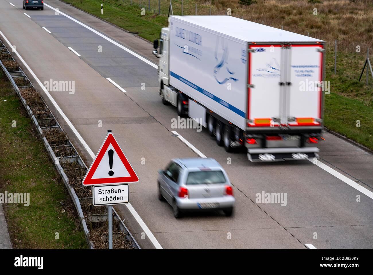 Hinweisschild an der Autobahn A27, auf Strassenschäden, bei Langen, Niedersachsen, Foto Stock