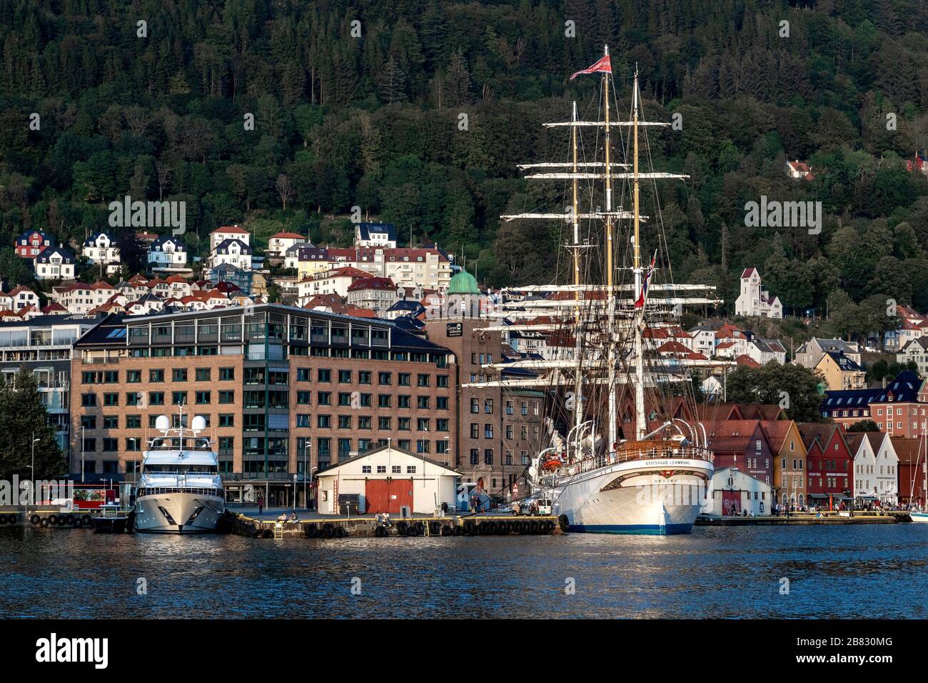 Lo yacht pure Bliss e il barque Statsraad Lehmkuhl ormeggiato a Bradbenken banchina nel porto di Bergen, Norvegia Foto Stock