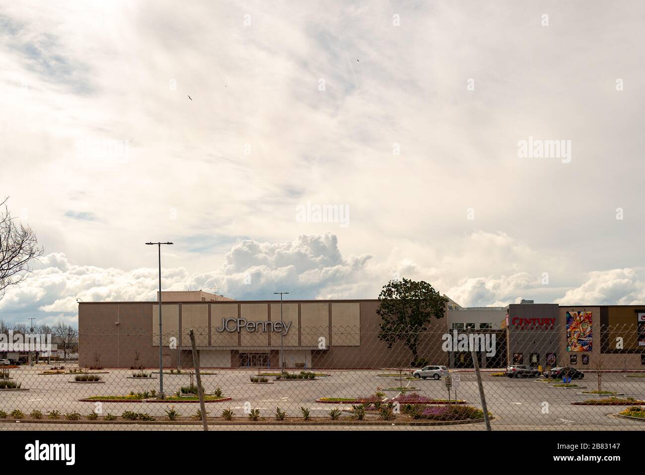 I parcheggi erano vuoti di fronte ad un negozio al dettaglio JC Penney presso il Southland Mall di Hayward, California, durante un rifugio in atto o un ordine di blocco come risultato del coronavirus COVID-19, 17 marzo 2020. () Foto Stock