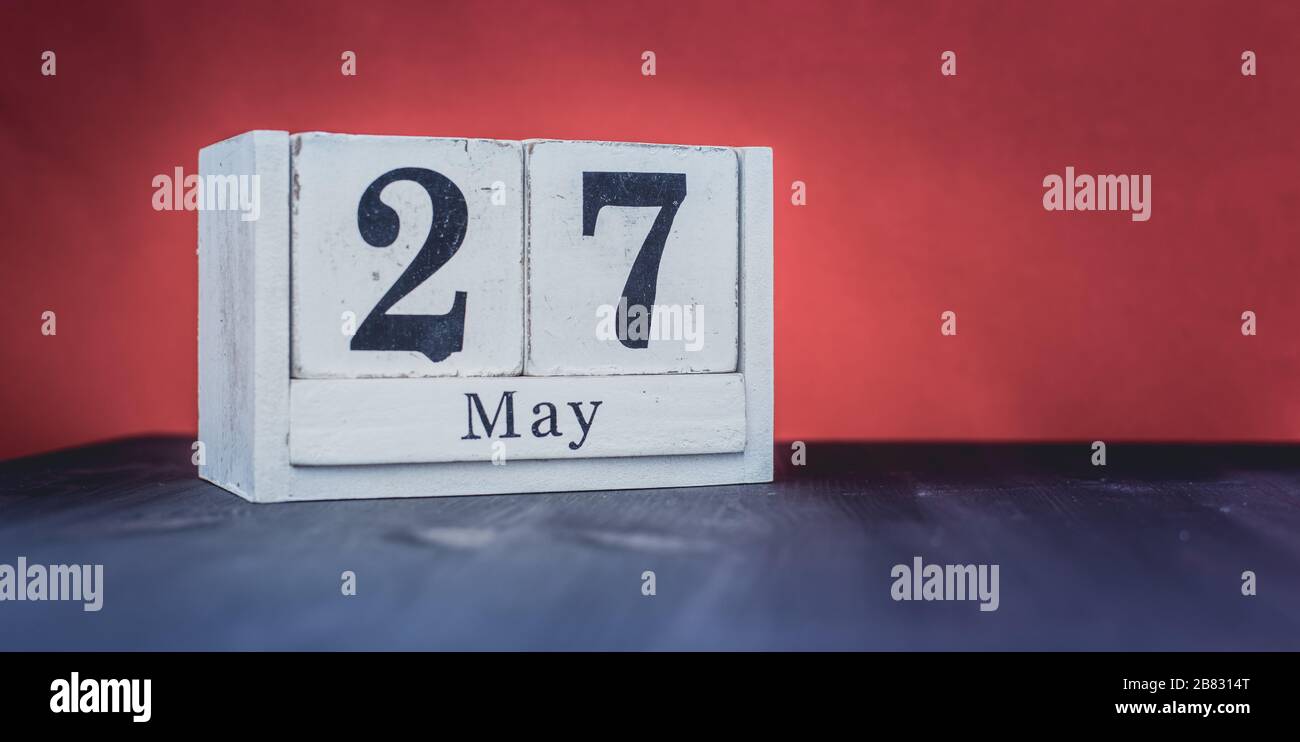 27 maggio - 27 maggio - bella primavera - la stagione più positiva dell'anno - blocchi bianchi con data e maggio simboli Foto Stock