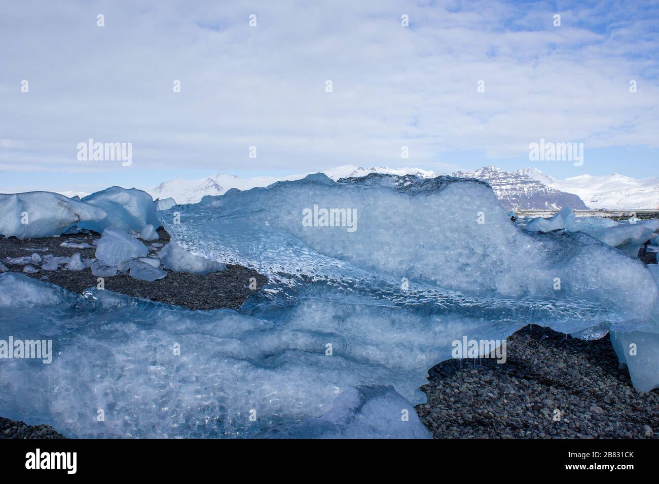 campi di ghiaccio sulla spiaggia di ciottoli neri, costa dell'islanda Foto Stock