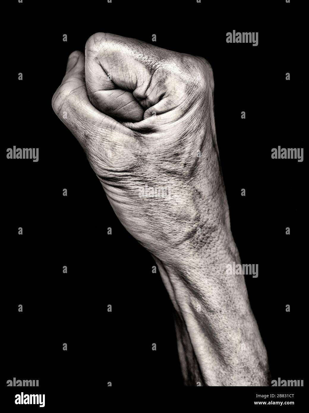 Mid-Adult Donna Clenched Fist contro sfondo nero, Vista Profilo Foto Stock