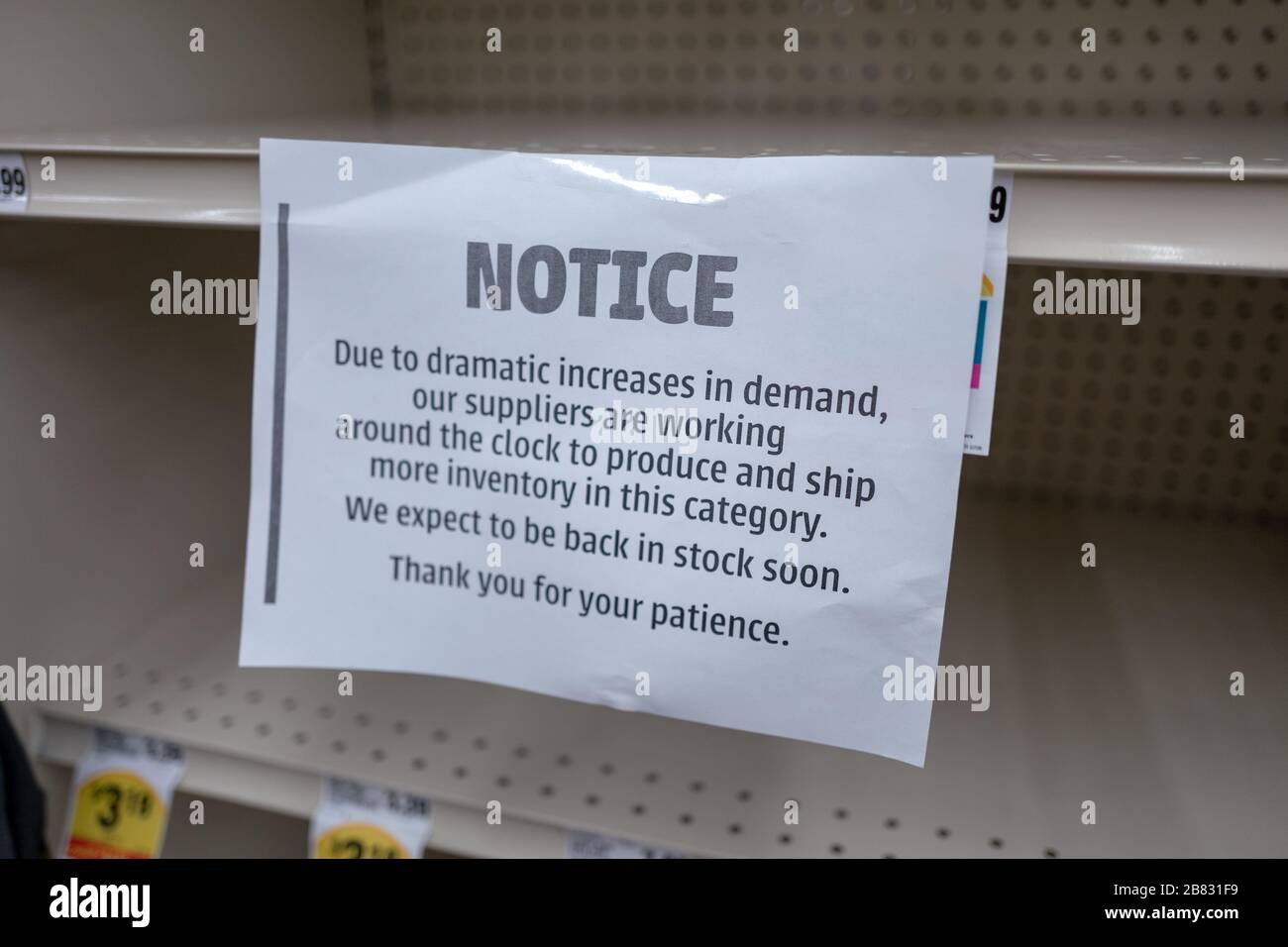 Un segno in un supermercato Lucky dichiara che i problemi di fornitura hanno portato a carenza di numerosi prodotti durante uno scoppio del coronavirus COVID-19 nella Contra Costa County, Danville, California, 18 marzo 2020. () Foto Stock