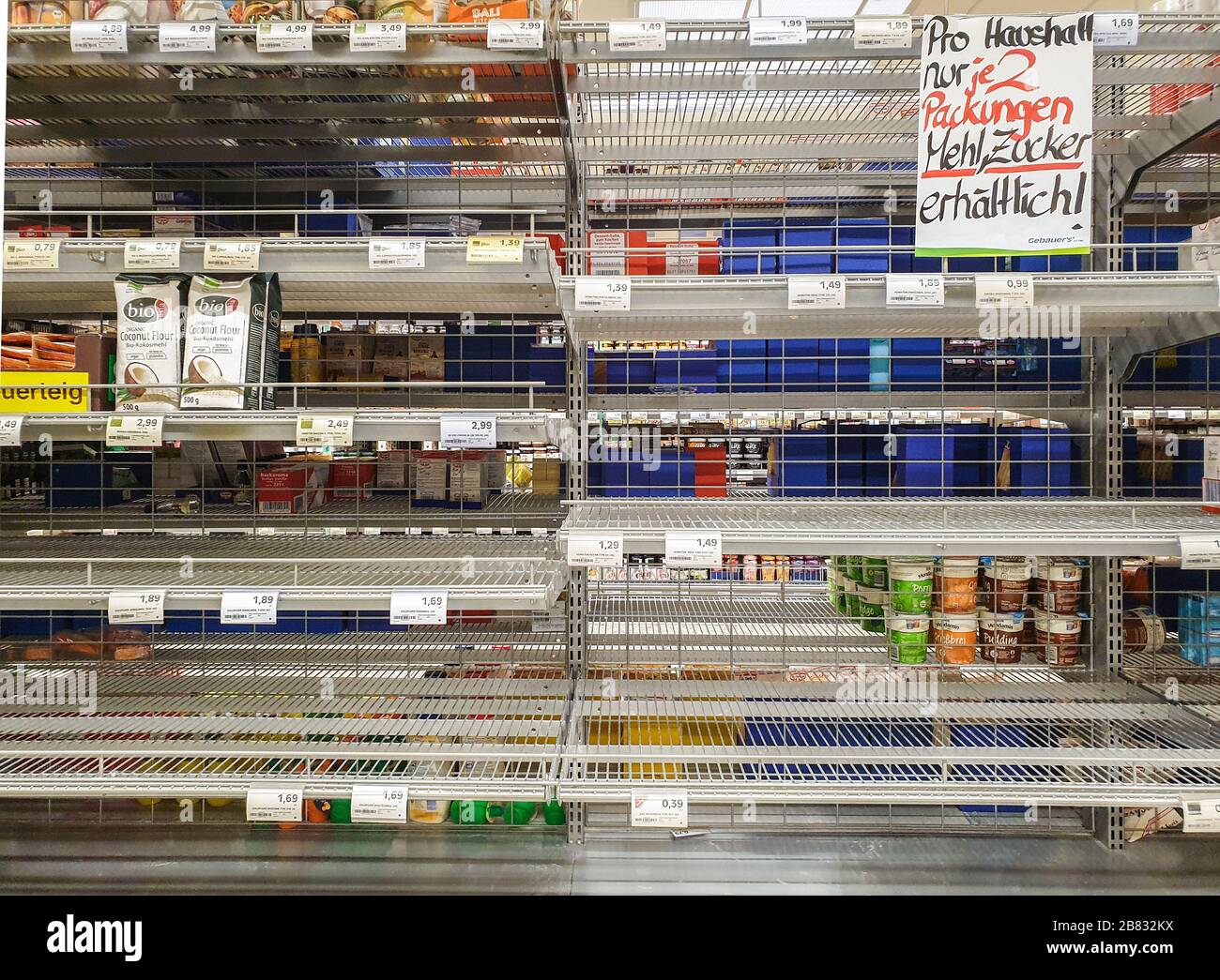 GEISLINGEN AN DER STEIGE, GERMANIA - 16 MARZO 2020: Supermercato con scaffali vuoti che restringono la farina e lo zucchero ('solo due confezioni di farina, zucchero') Foto Stock