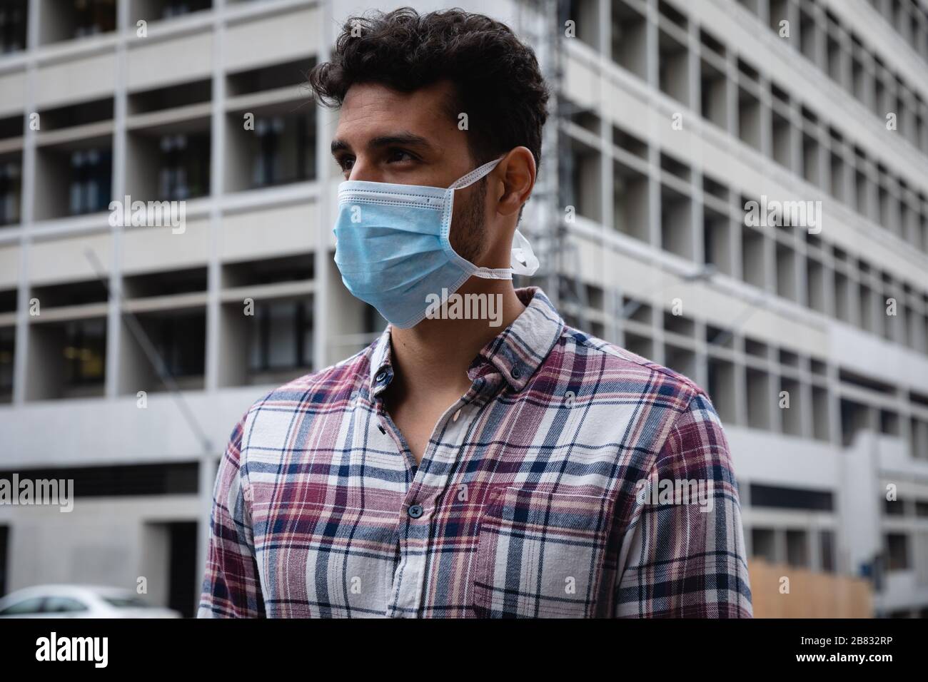 Uomo caucasico che indossa una maschera di coronavirus covid19 all'esterno Foto Stock