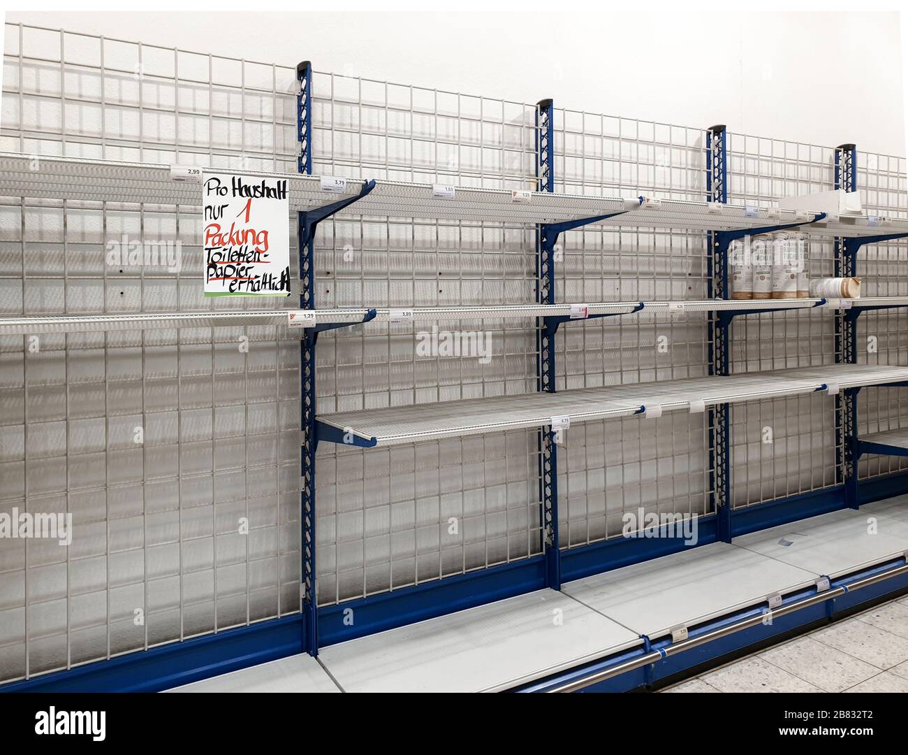 GEISLINGEN AN DER STEIGE, GERMANIA - 16 MARZO 2020: Supermercato con scaffali vuoti che limitano la carta igienica ('un solo pacco di carta igienica per famiglia') Foto Stock