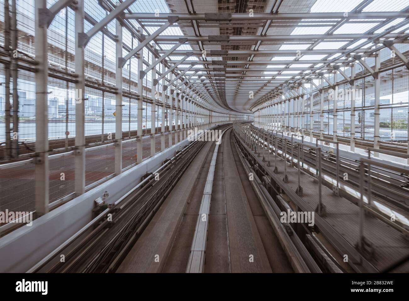 tunnel di vista della strada monorotaia dalla finestra anteriore di un treno in movimento Foto Stock