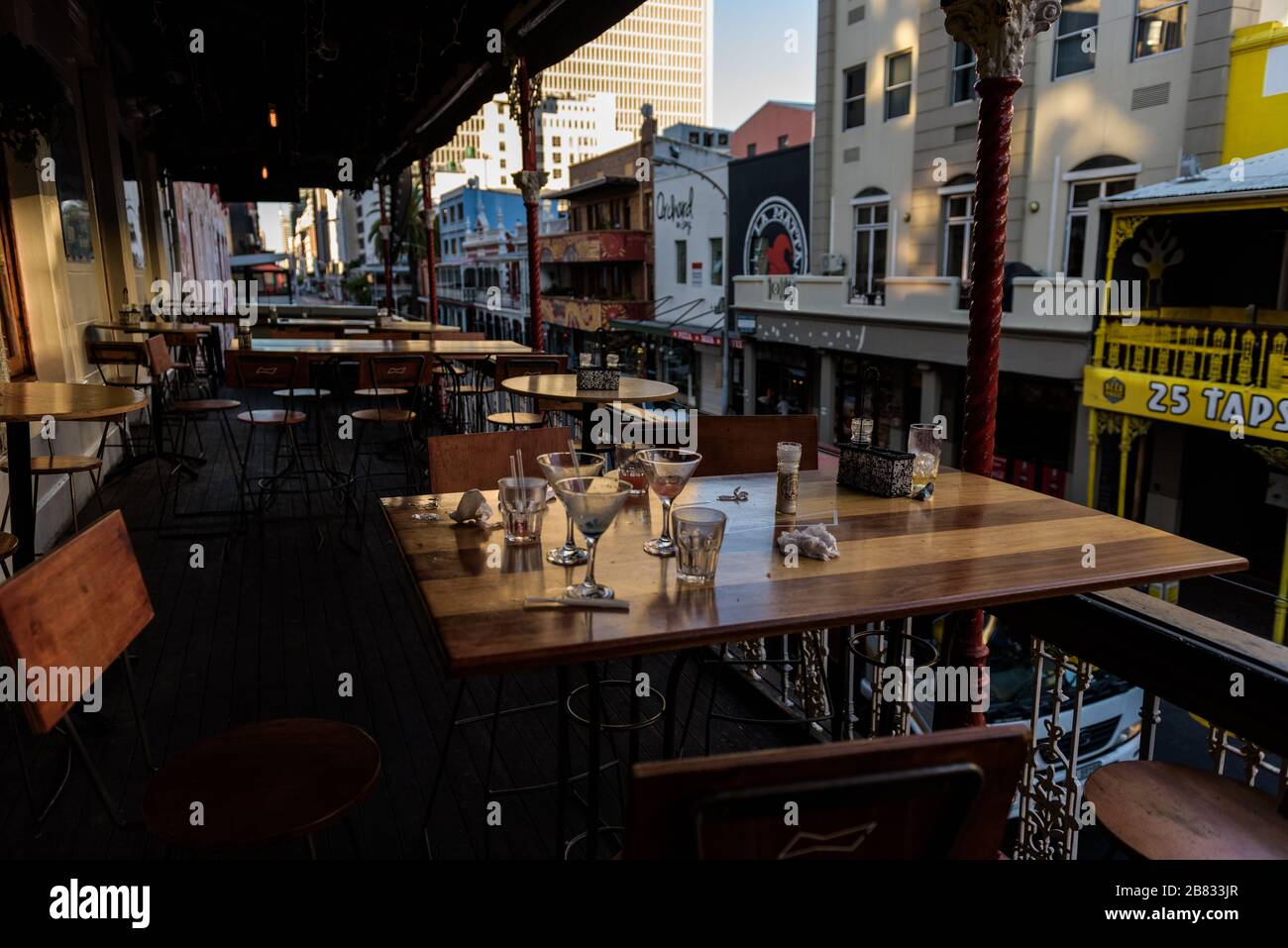 I bar e i ristoranti sudafricani hanno avuto un coprifuoco imposto alle 18:00 per combattere il Coronavirus. Long Street è il bar e club strip di Città del Capo Foto Stock