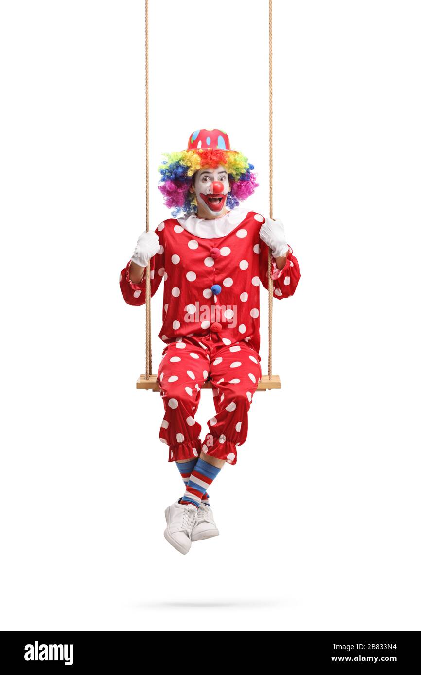 Clown cheeky che oscilla su un'oscillazione di legno isolato su sfondo bianco Foto Stock