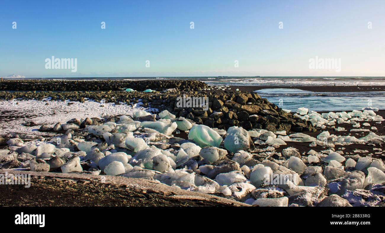 campi di ghiaccio sulla spiaggia di ciottoli neri, costa dell'islanda Foto Stock