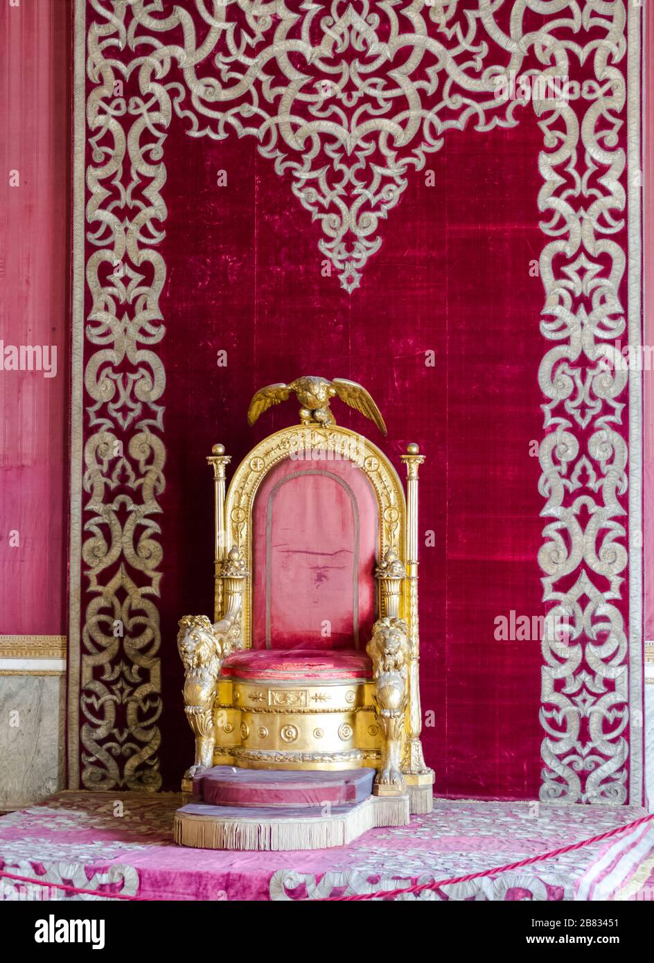 Palazzo reale di Napoli, settembre 2017. Il vecchio trono rosso e oro della dinastia borbonica delle due Sicilie regna con il simbolo della casa Foto Stock