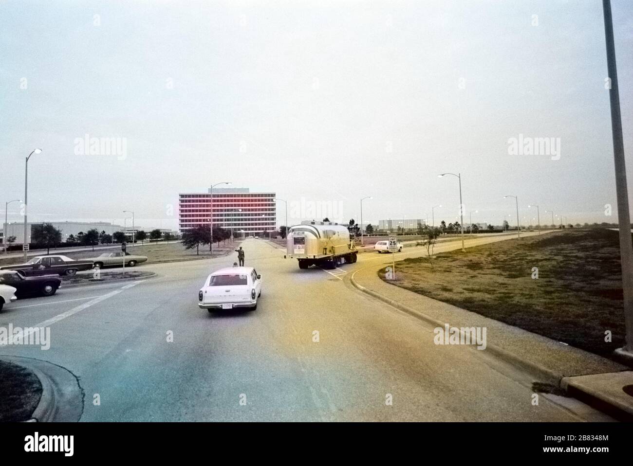 Mobile Quarantine Facility (MQF) con l'equipaggio della missione di atterraggio lunare Apollo 12 che arriva al presidiato Spacecraft Center, Houston, Texas, 29 novembre 1969. Per gentile concessione di National Aeronautics and Space Administration (NASA). Nota: L'immagine è stata colorata digitalmente utilizzando un processo moderno. I colori potrebbero non essere precisi in termini di periodo. () Foto Stock