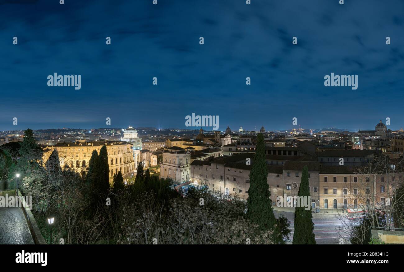 Lo skyline di Roma dal Campidoglio di notte, con il Teatro di Marcello, Piazza Venezia, la sinagoga ebraica, Janicule, il Vaticano, il Pantheon e le chiese Foto Stock