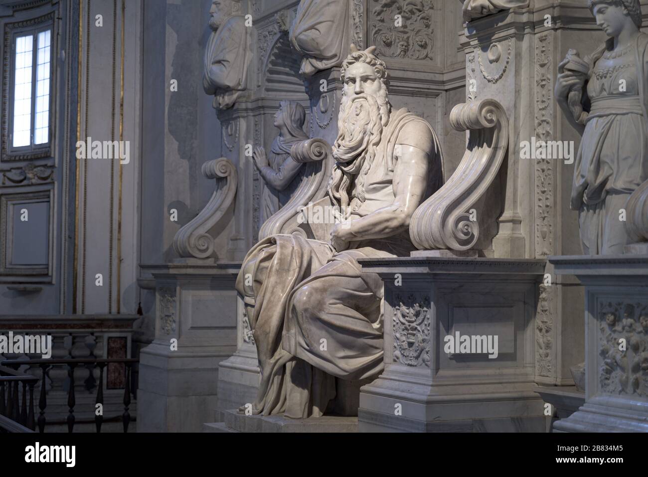 ROMA, ITALIA - 21 Gen 2020: Particolare del gruppo di sculture d'altare del profeta Mosè, famosa scultura dell'artista rinascimentale Michelangelo per la chiesa di Foto Stock