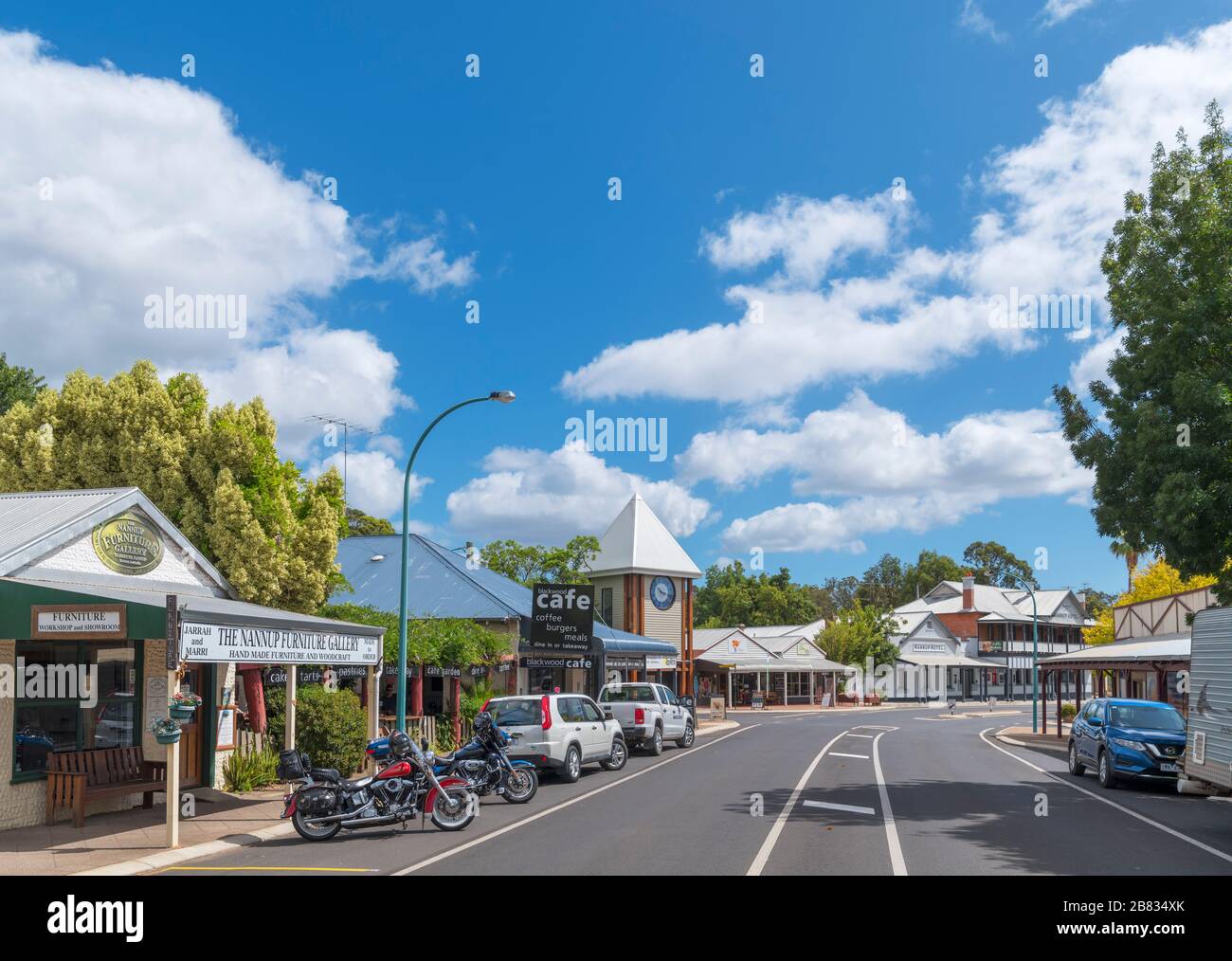 La Vasse Highway (Warren Road) attraversa la città di Nannup, Australia Occidentale, Australia Foto Stock
