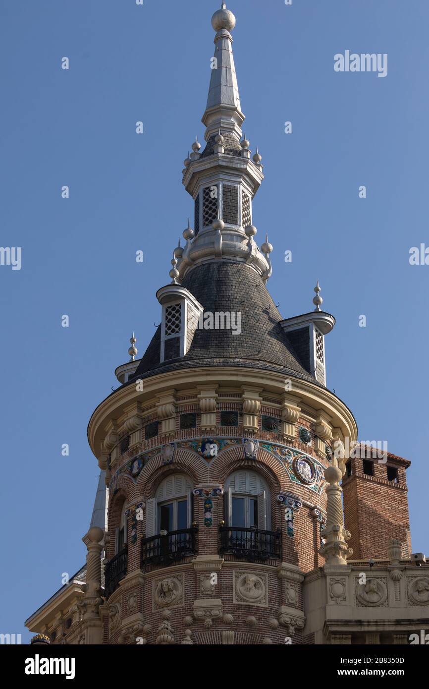 Particolare della cupola principale e del suo tetto, in stile architettonico classico ed eclettico, dell'edificio Manises, situato in Plaza de Canalejas, a Madrid. Foto Stock