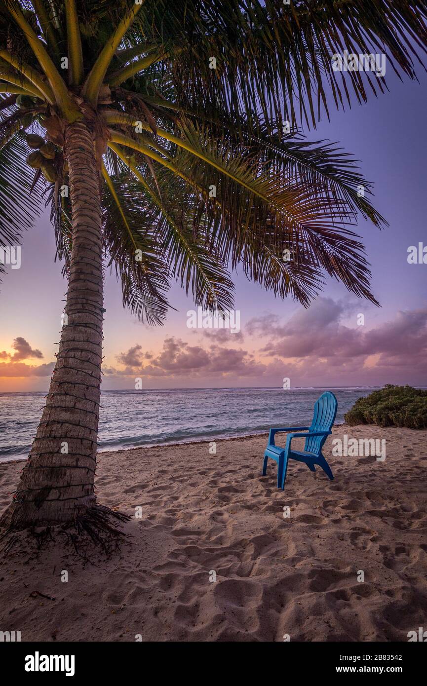Sedia da spiaggia Lone all'alba, Grand Cayman Island Foto Stock